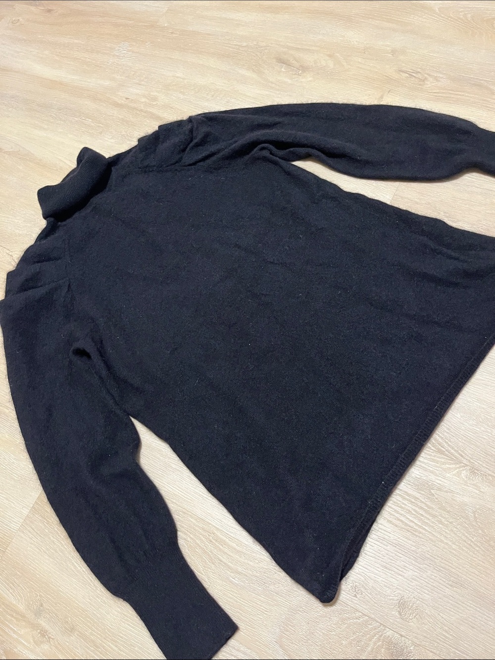 Magaschoni Cashmere Black TurtleNeck With Shoulder Detail Pleats Women’s Large
